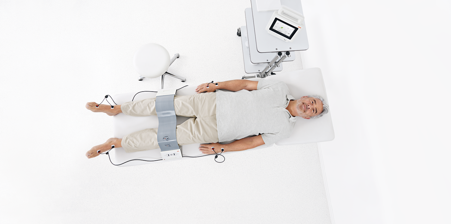 seca_mBCA_525_measurement_praxis_man_BCC-EN_wide-background_CYMK